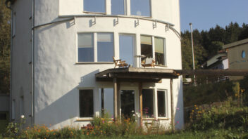 Fast fertig: Das Strohballenwohnhaus 2011