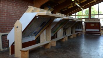 In diesem Raum- Werkstatt sieben – sind acht Schmetterlingsmodelle aufgebaut. Diese Modelle zeigen auf der einen Seite eine Innenausbausituation, auf der anderen Seite eine Dachsanierung von außen. Diese Modelle werden in dem Kurs Moderniserung im Bestand eingesetzt.